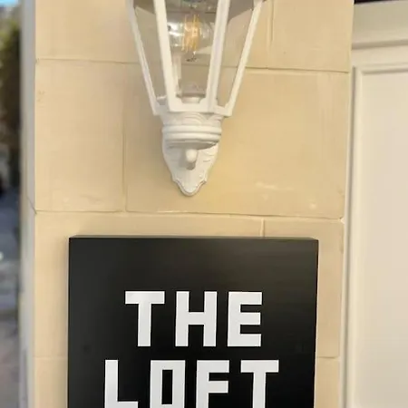 Modern Loft Steps From The アパート