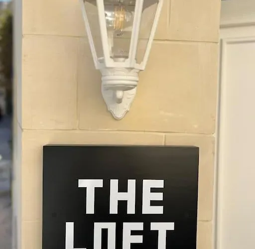 Modern Loft Steps From The 아파트